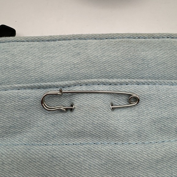 SafeTEE Bag Light Blue Quilted Puffer Crossbody Bag Safety Pin Denim Y2K Skater - Picture 3 of 7